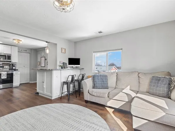 215 1/2 Dombroski Ave, New Kensington, PA 15068