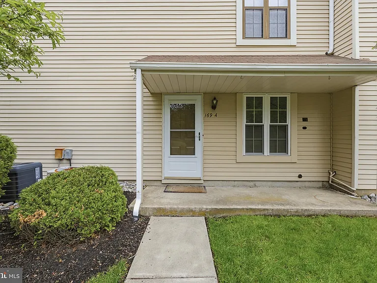 169 Bradford Ct #A — Photo 2
