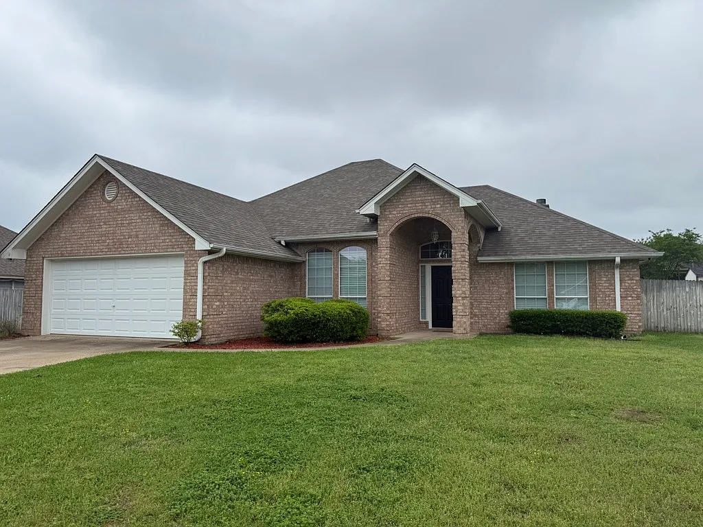 3 bed, 1825 sqft, $1,950 — Photo 1