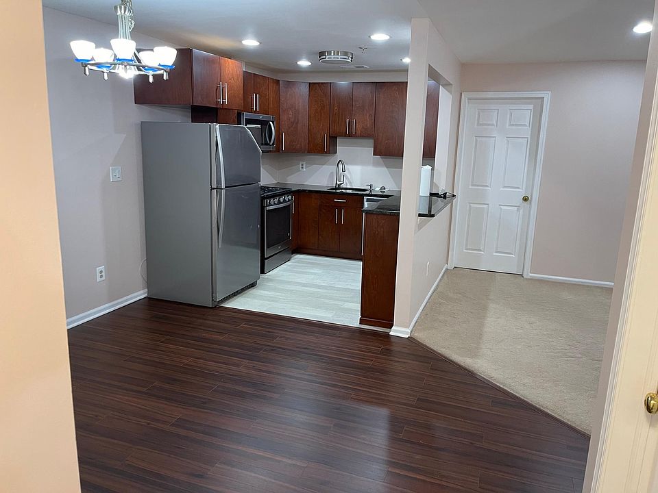 1st image of 132 Waterford Dr