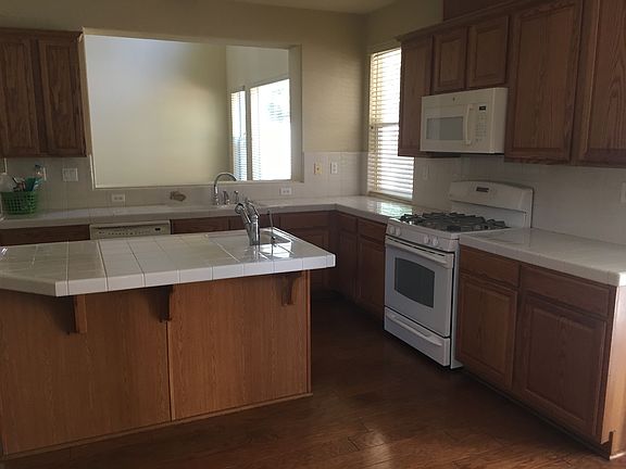 lg Kit with dining area