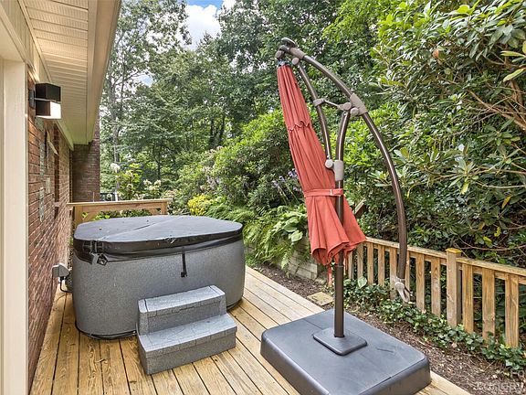 5th image of 426 Deerhaven Ln