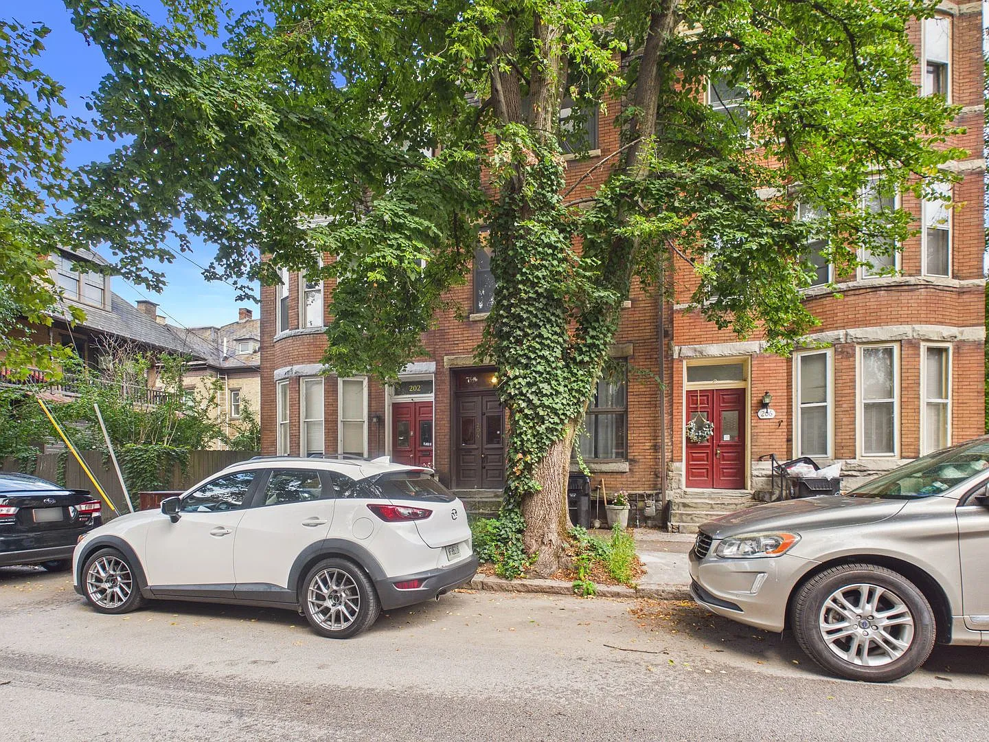 Charming 2 Bedroom Loft-Style Row Home — Photo 3