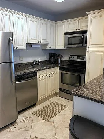 1 bed, 1.0 bath, 686 sqft, $2,100 — Photo 2