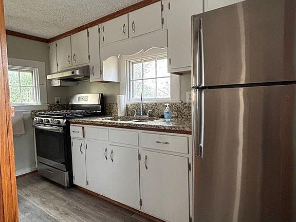 5th image of 332 Carr St