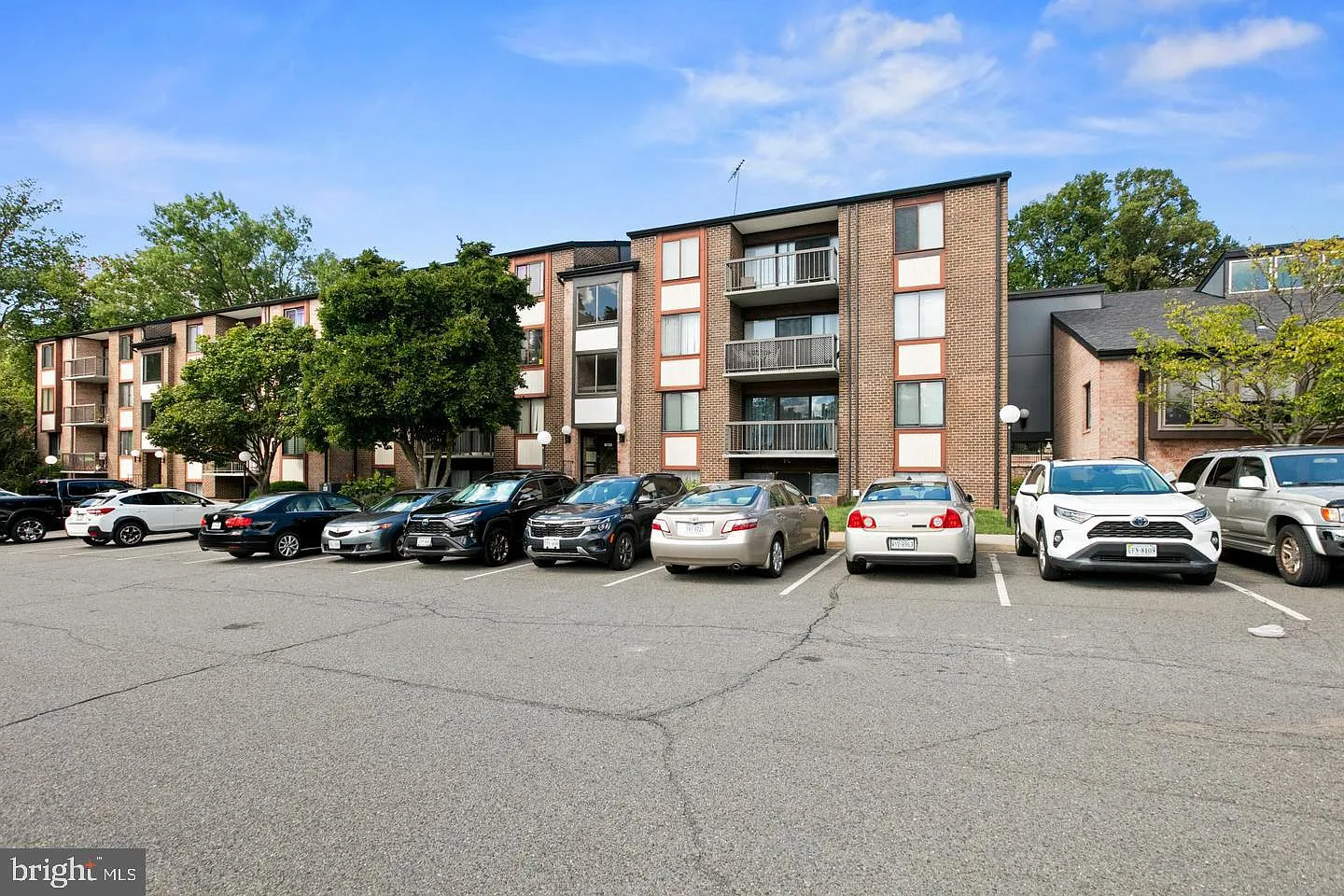 Hawthorne Village Condo — Photo 1