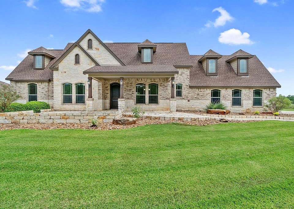 Welcome to beautiful 18581 Michaels Run in the gated community of Grand Lake Estates!