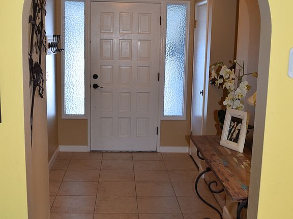 Entry way with arch