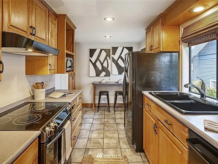 521 N 102nd St — Photo 7
