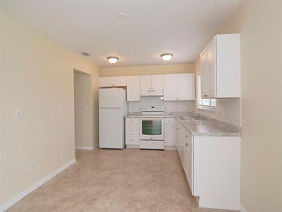 3rd image of 365 SW Belmont Cir