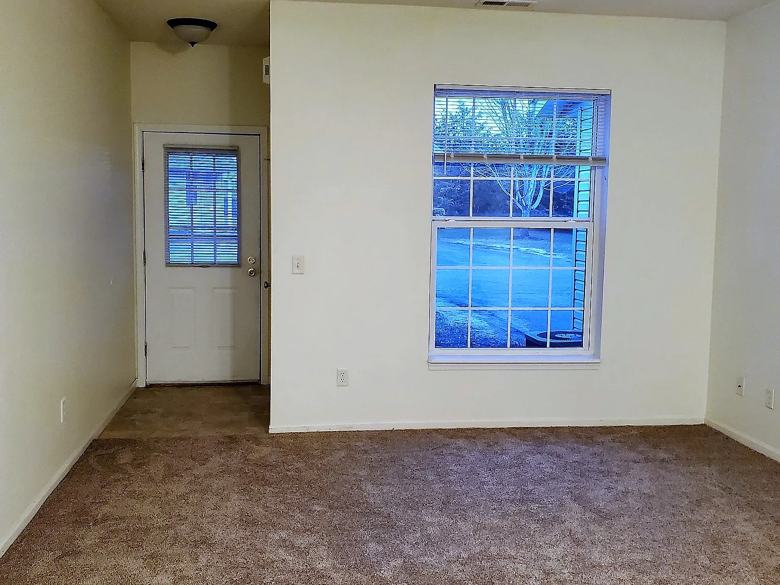3 bed, 1.5 bath, 1300 sqft, $2,000 — Photo 3