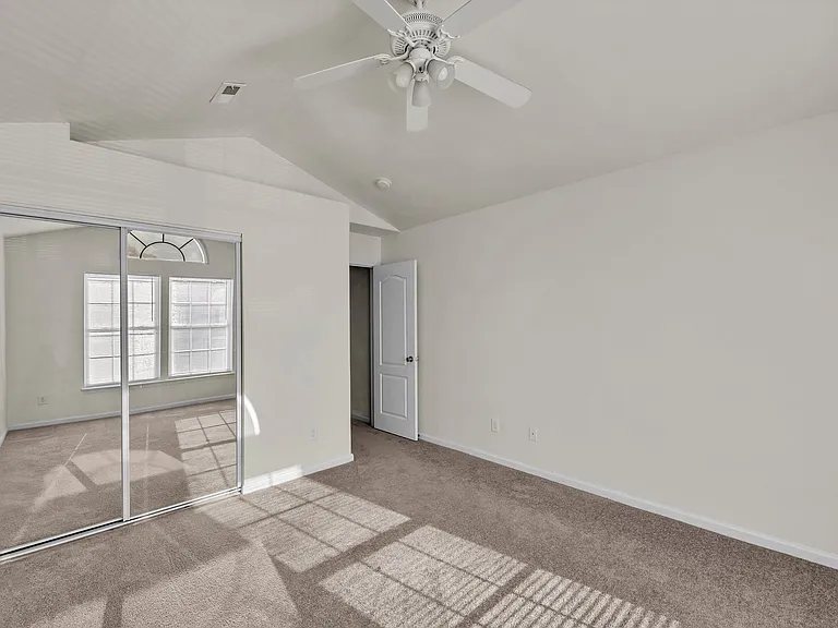 2322 Charing Cross Rd — Photo 22