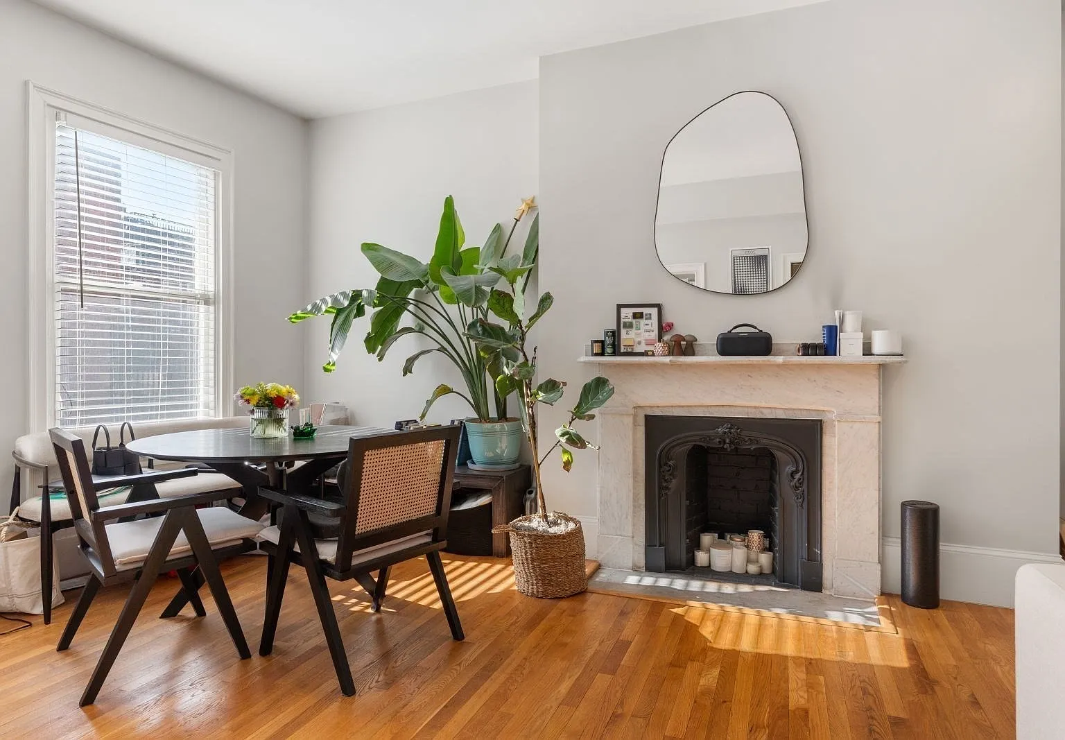 1 bed, 1.0 bath, 892 sqft, $3,999 — Photo 2
