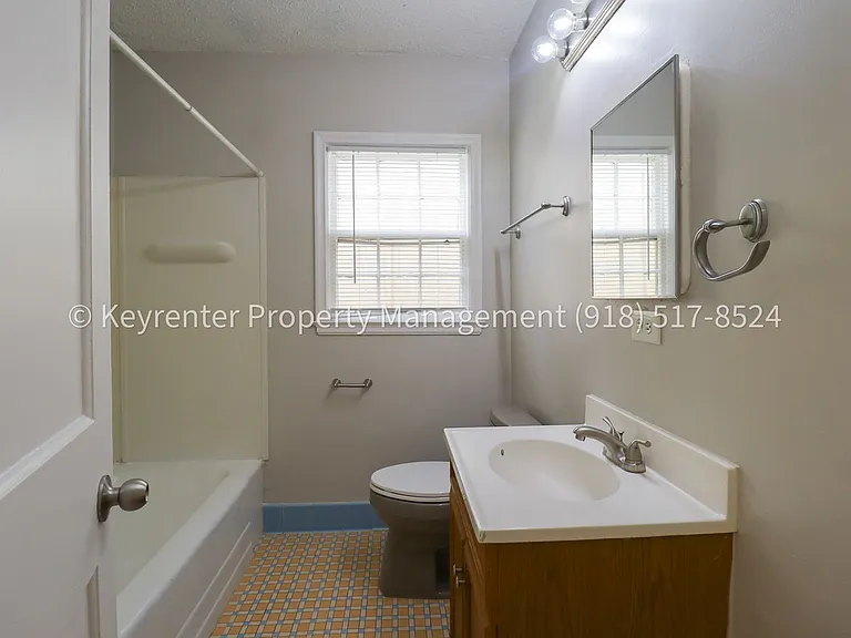 3322 E 23rd St — Photo 25