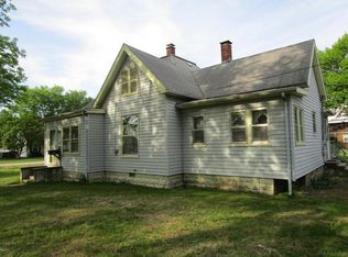 520 N Locust St, Flora, IL 62839