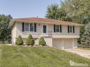 1306 SE Knights Cir, Oak Grove, MO 64075