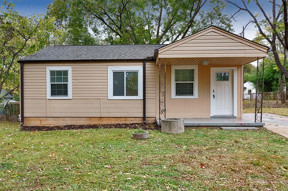 3 bed, 900 sqft, $1,300 — Photo 1