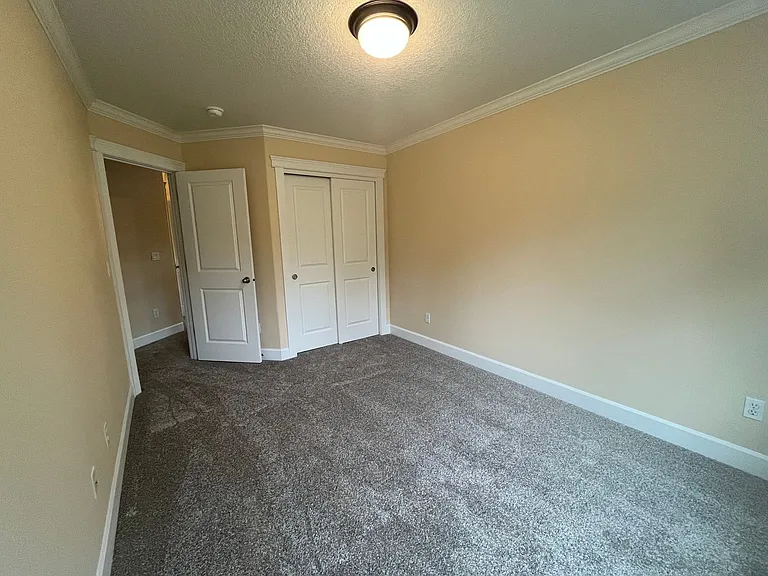 1242 SE Roberts Ave — Photo 9