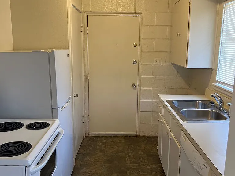 2300 W Hickory St — Photo 14