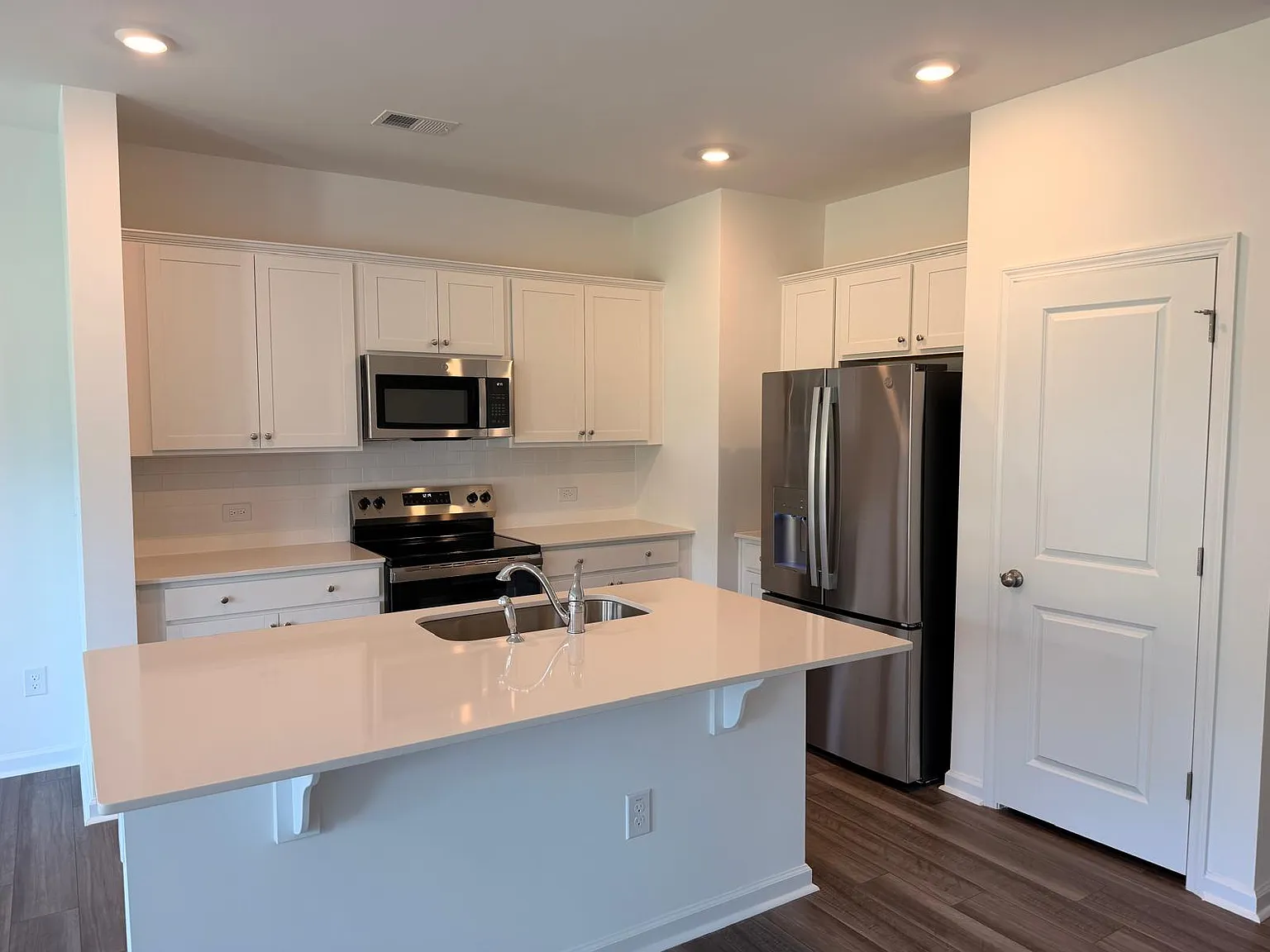 3 bed, 1437 sqft, $1,749 — Photo 1
