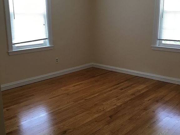 4th image of 19 Oak Hill Dr