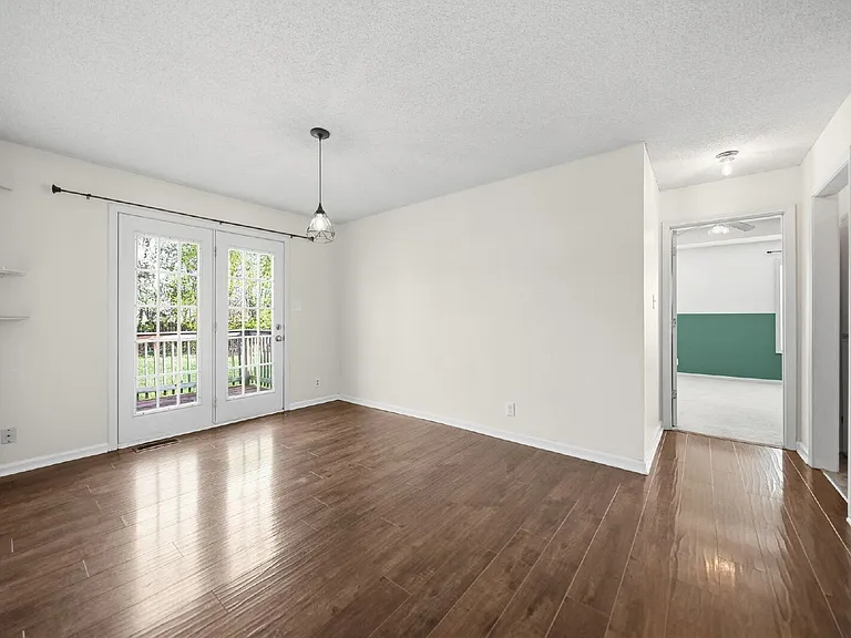 1361 Jenny Ln — Photo 11