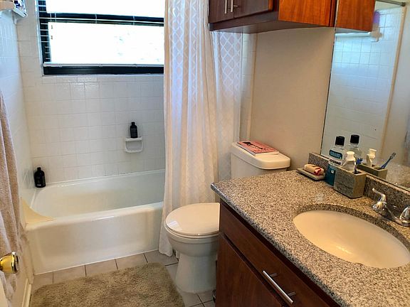 Mater bathroom with plenty of natural light