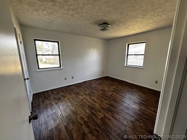 930 E 7th St #B — Photo 6