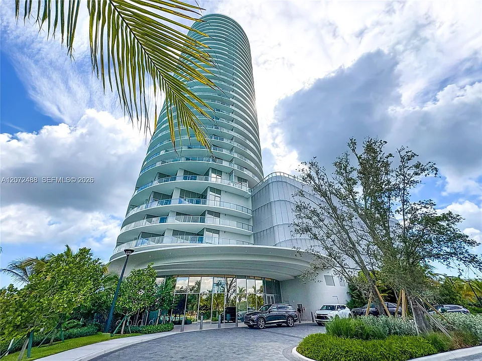 2411 Laguna Cir #809
