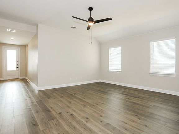 4th image of 336 Live Oak Ln