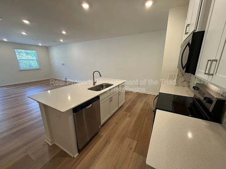 112 Parker Ln — Photo 7