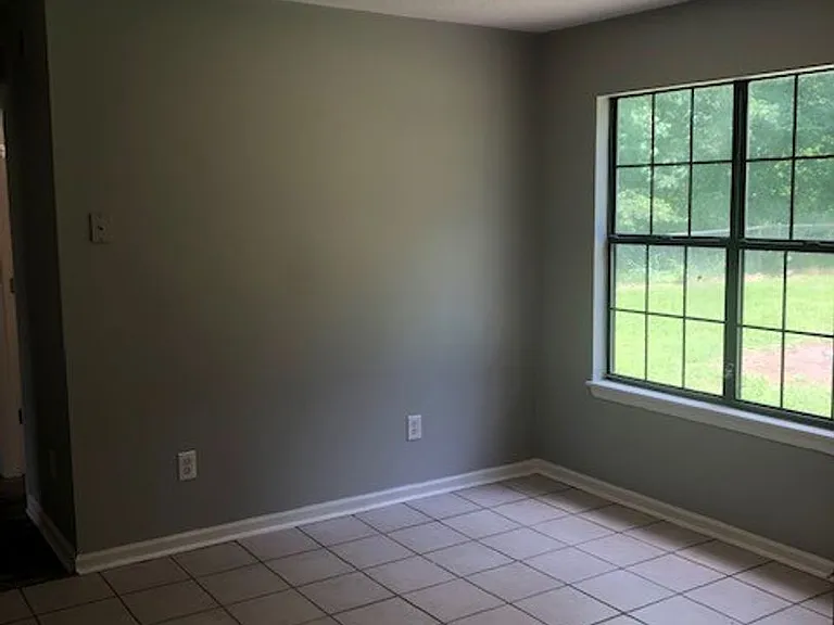 511 Grant Ln — Photo 5