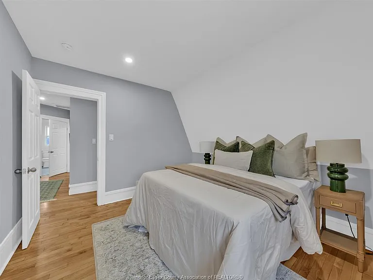 2181 Howard Ave — Photo 13