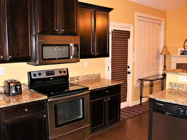 2704 Plum Creek Dr — Photo 2