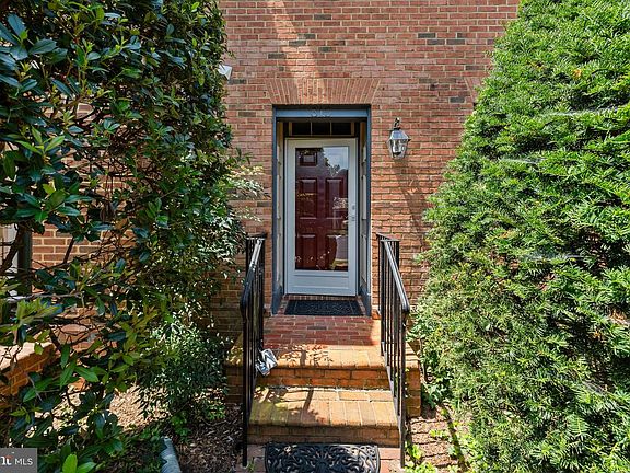 3rd image of 815 College Ave