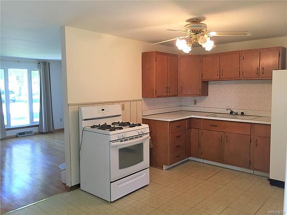 5th image of 6 Mayberry Dr W