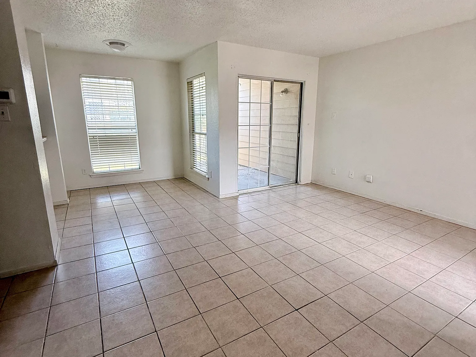 1 bed, 689 sqft, $1,200 — Photo 2