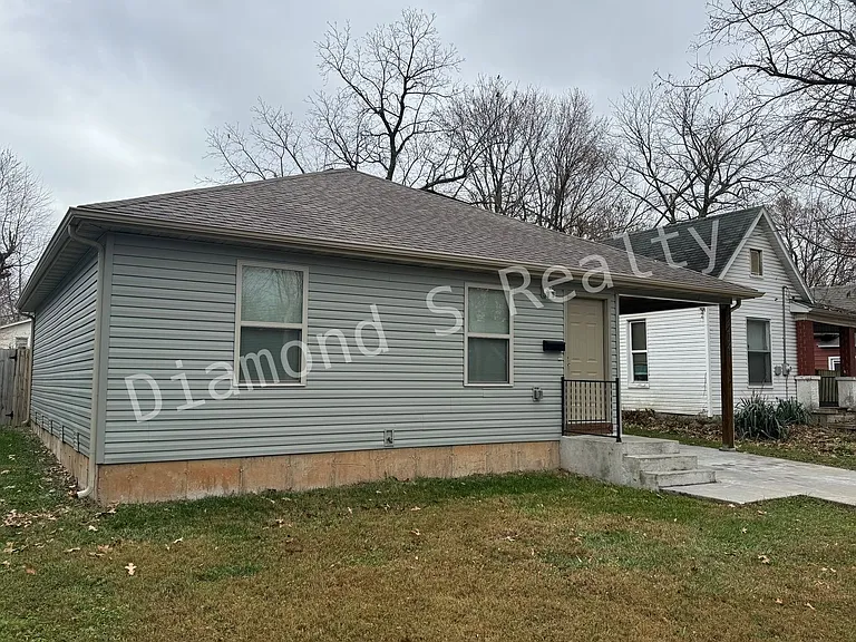 2214 N East Ave — Photo 2