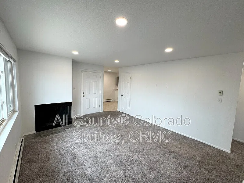3 bed, 1.0 bath, 900 sqft, $1,395 — Photo 3
