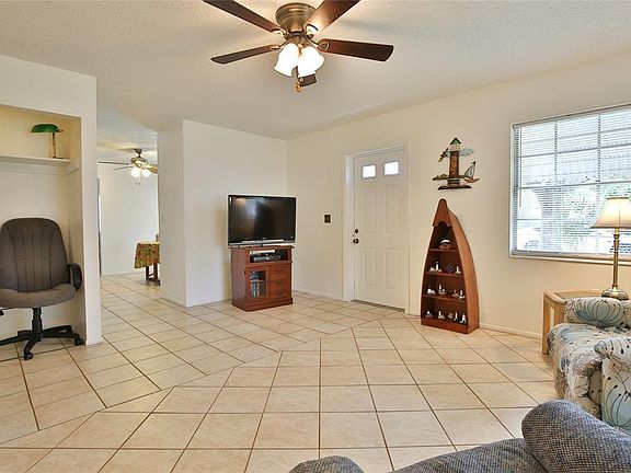 5th image of 2411 8th St E