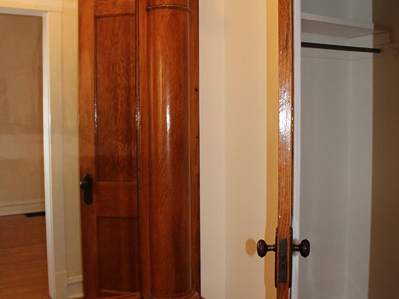 3rd image of 2530 W Gunnison St
