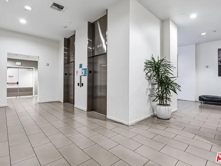 630 W 6th St #310 — Photo 23