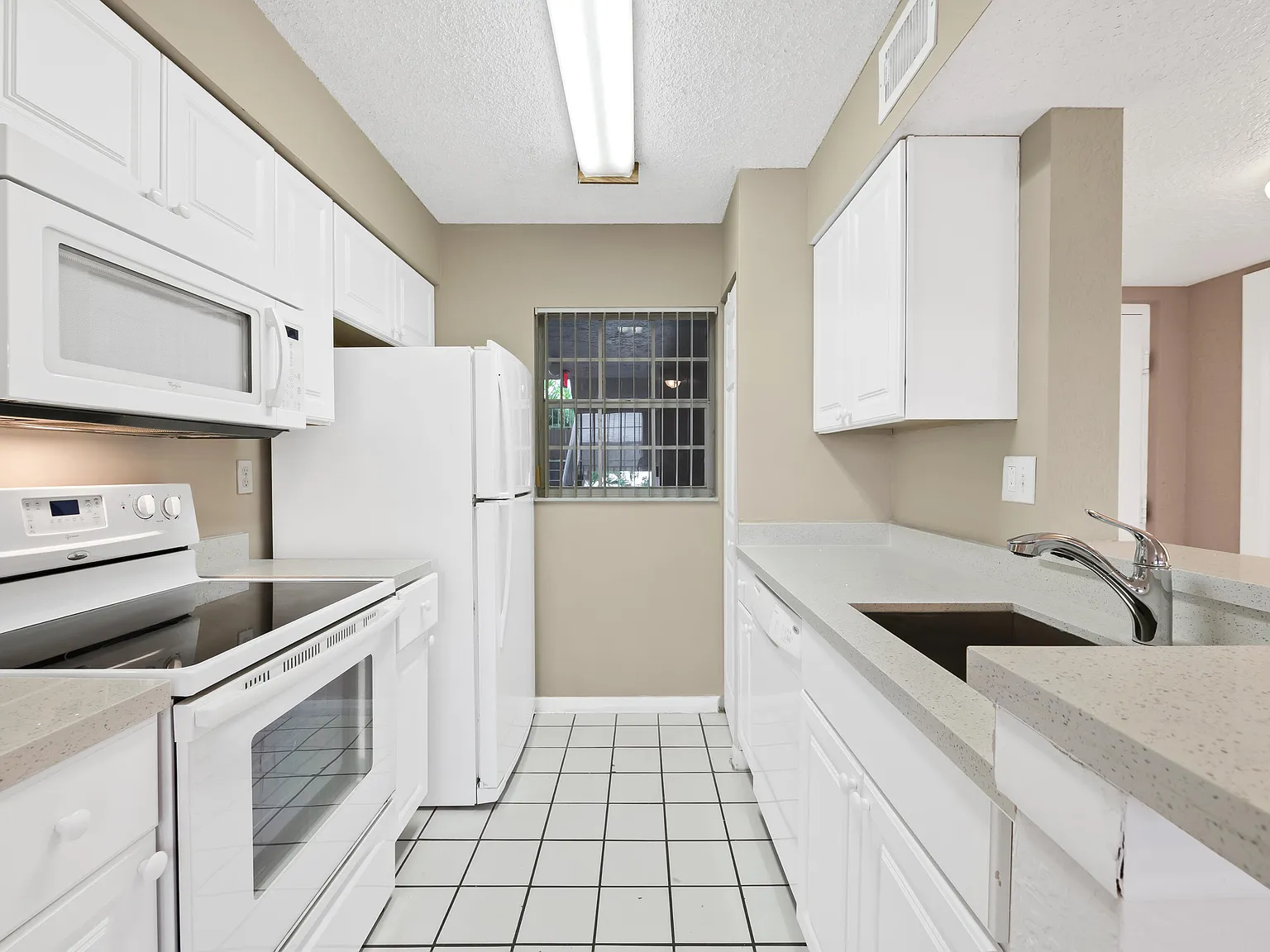 2 bed, 2.0 bath, 992 sqft, $2,100 — Photo 2