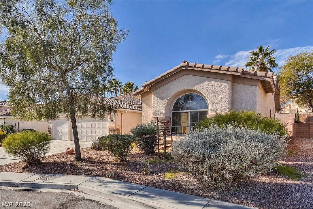 3 bed, 2.5 bath, 2516 sqft, $2,566 — Photo 3