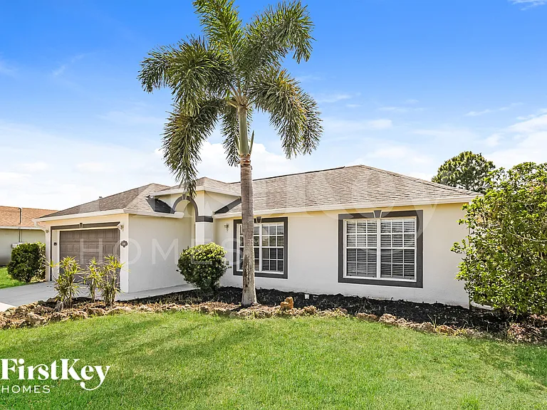 1120 NW 11th Pl — Photo 2