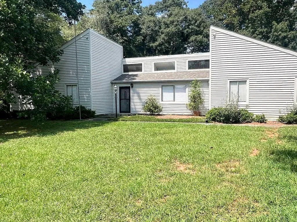 4 bed, 2.0 bath, 2015 sqft, $1,995 — Photo 1