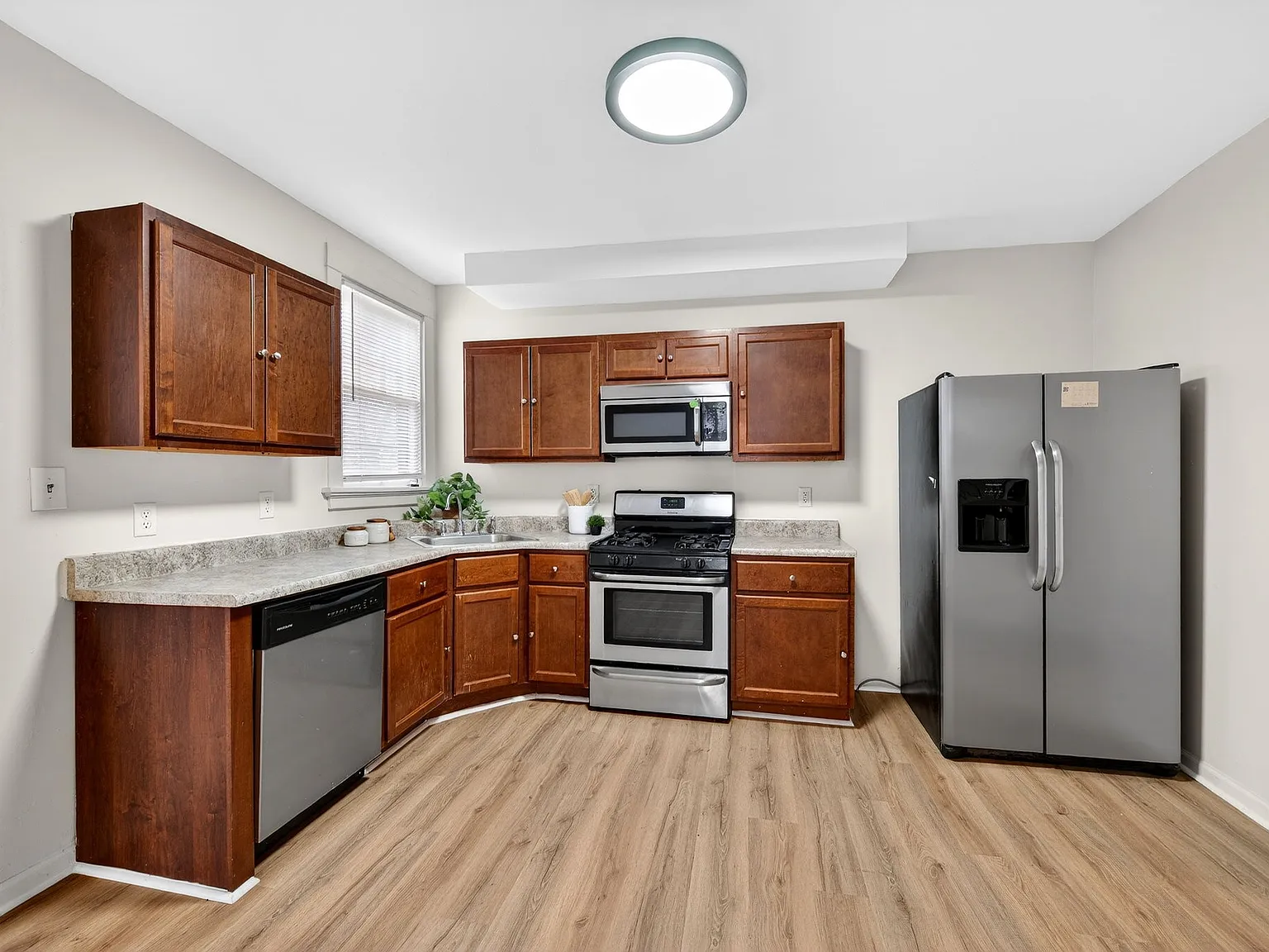 2 bed, 1.5 bath, 1301 sqft, $1,871 — Photo 2