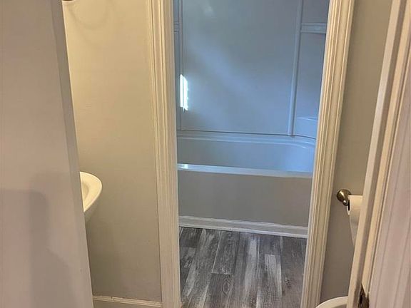 4th image of 2109 Eaton Cir