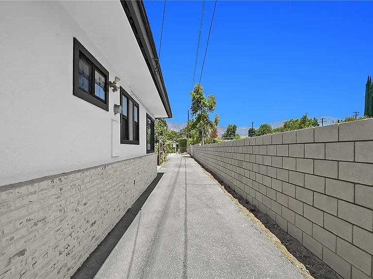 325 W Le Roy Ave — Photo 32