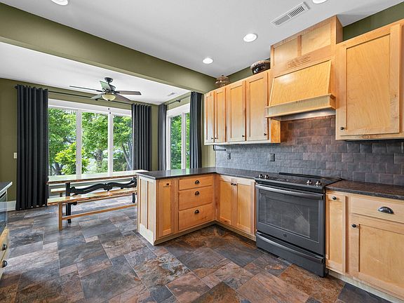 21st image of 3099 Sunset Dr